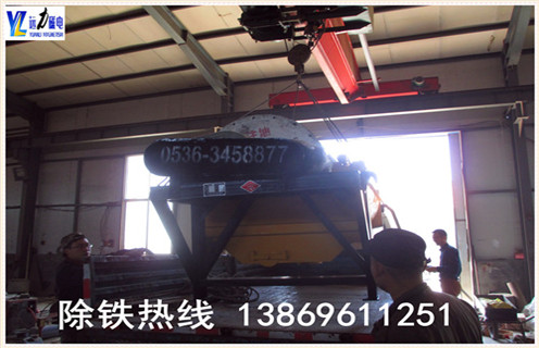 2.遠(yuǎn)力磁電專(zhuān)業(yè)生產(chǎn)各種設(shè)備   干式磁選機(jī),濕式磁選機(jī),赤鐵礦磁選機(jī),褐鐵礦磁選機(jī),鏡鐵礦磁選機(jī),錳礦磁選機(jī)等.擁有精良的加工設(shè)備,雄厚的科研力量,先進(jìn)的工藝編排和現(xiàn)代化的管理,是磁選機(jī)設(shè)備定點(diǎn)生產(chǎn)企業(yè).我們?yōu)榭蛻?hù)提供優(yōu)質(zhì)的售前技術(shù)服務(wù),認(rèn)真介紹各種設(shè)備的技術(shù)特點(diǎn).要求及用途,為客戶(hù)提供詳盡的設(shè)備配置和合理的報(bào)價(jià),在保證質(zhì)量的前提下盡量降低客戶(hù)的投資成本.我廠有各類(lèi)小型磁選機(jī)試驗(yàn)設(shè)備,可為用戶(hù)免費(fèi)做選礦試驗(yàn).